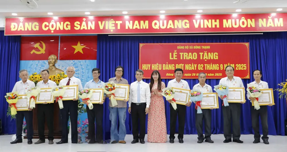 Bí thư Đảng ủy xã Đông Thạnh Nguyễn Văn Tuyên và Phó Bí thư Đảng ủy, Chủ tịch UBND xã Đông Thạnh Nguyễn Mậu Phương Quỳnh trao Huy hiệu Đảng đến đảng viên cao tuổi Đảng z6946877136255_a5b987e93e252f66830460322eea002c.jpg