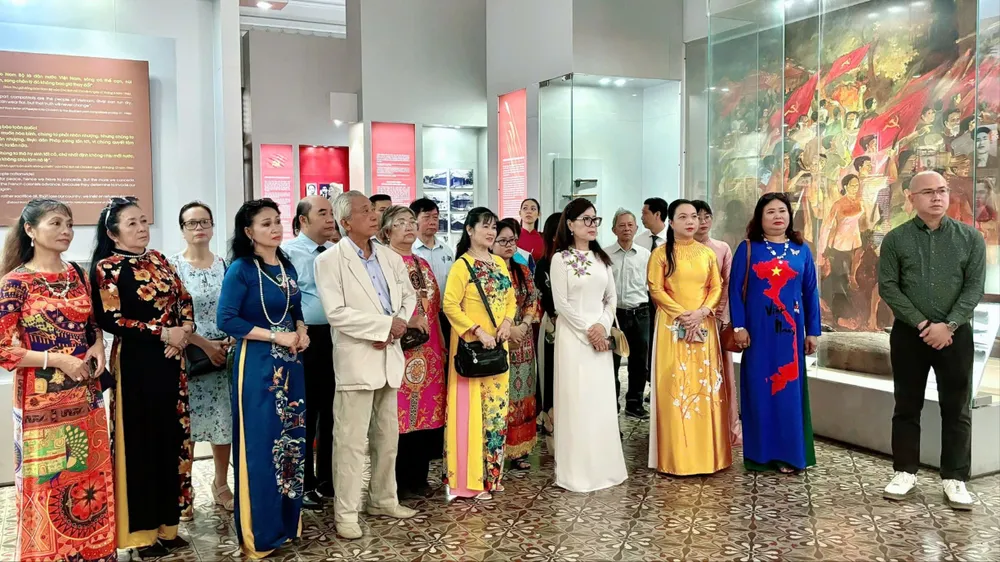 Người Việt Nam ở nước ngoài tại TPHCM tham gia các hoạt động họp mặt z6949256363281_b4ac7692a8b5847b39e836ba946d12d1.jpg