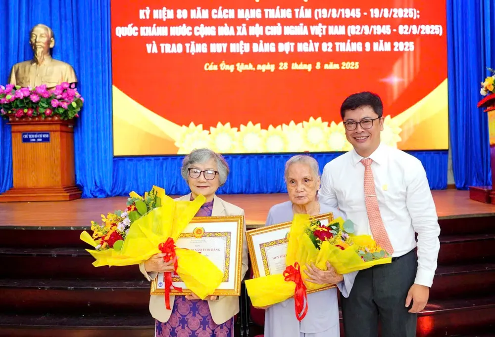 Lãnh đạo phường Cầu Ông Lãnh trao Huy hiệu Đảng đến đảng viên. Ảnh: ĐÔNG SƠN c9222574c82743791a36.jpg
