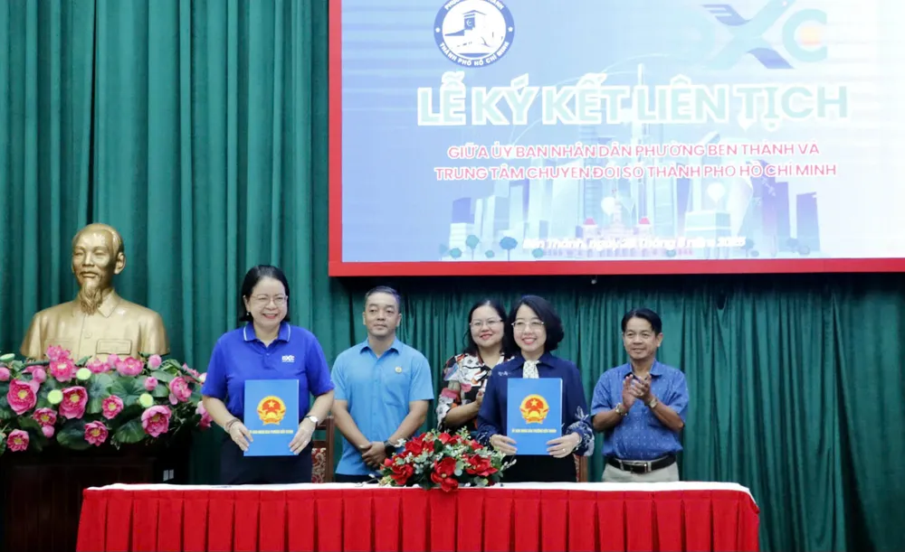 Phường Bến Thành và Trung tâm Chuyển đổi số TPHCM ký kết hợp tác. Ảnh: NGÔ BÌNH z6952614101033_a907b55262b604637369286809144a77.jpg