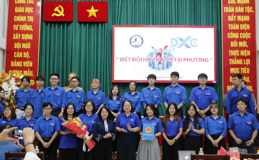 Ra mắt biệt đội hỗ trợ số phường Bến Thành z6952614112024_43ad5c35c96ee94d9fd5b3219c383f34.jpg