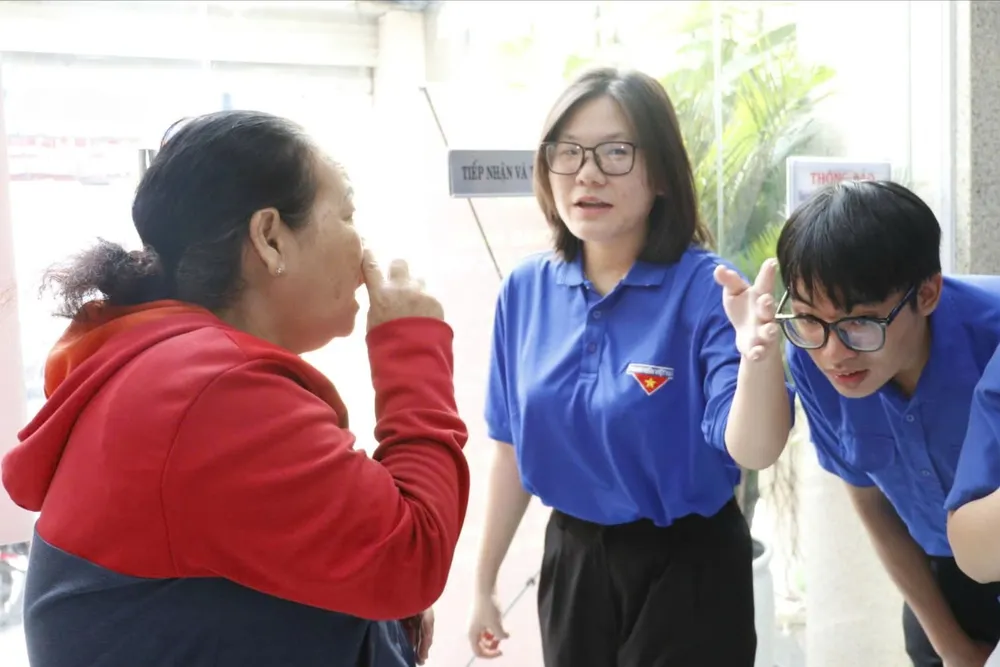 Đoàn viên phường Bến Thành hỗ trợ người dân đăng ký thực hiện thủ tục hành chính z6952614148526_7811dae0d9c435475743b4835fd8b658.jpg