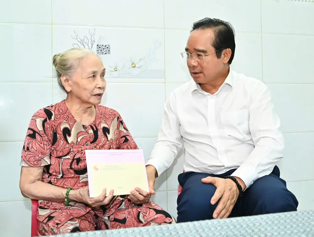 Đồng chí Nguyễn Văn Được trò chuyện cùng mẹ Việt Nam anh hùng Lê Thị Hạnh. Ảnh: VIỆT DŨNG z6953121937669_6b36de4247d66e487967d1c13d4890ed.jpg