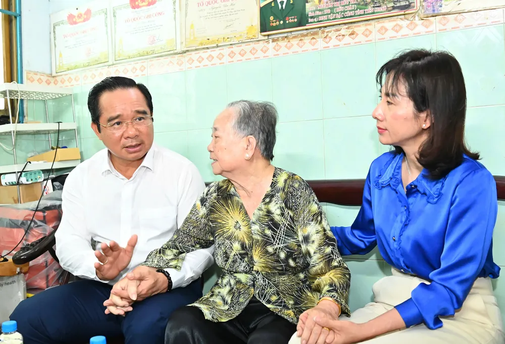 Đồng chí Nguyễn Văn Được đến thăm mẹ Việt Nam anh hùng Nguyễn Thị Hữu Tài. Ảnh: VIỆT DŨNG z6953121970451_7caa01f63b17b49b55ffb2c23f6a6bdc.jpg