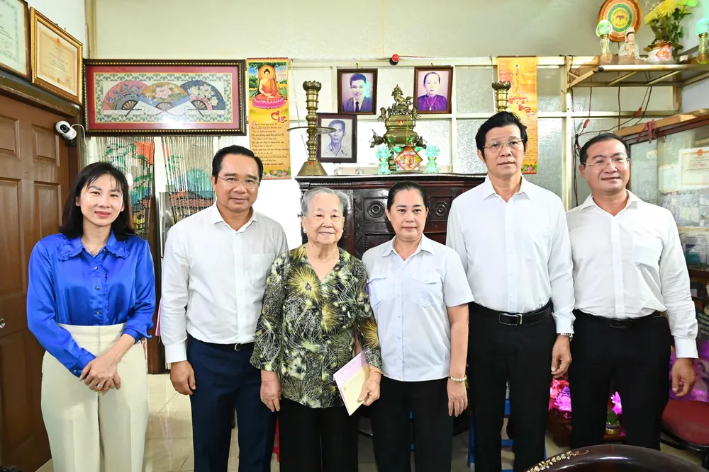 Đồng chí Nguyễn Văn Được và các đại biểu chụp hình lưu niệm cùng mẹ Việt Nam anh hùng Nguyễn Thị Hữu Tài và gia đình. Ảnh: VIỆT DŨNG z6953121977614_27d934fa274ce43d9696f7b4328b2210.jpg