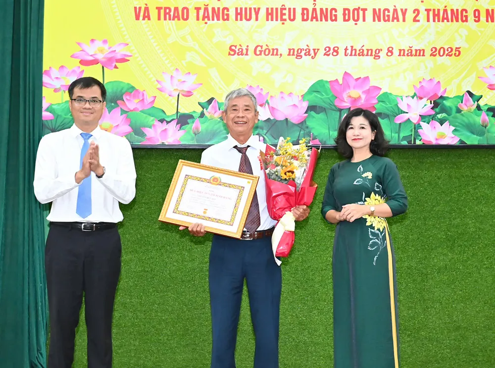 Lãnh đạo phường Sài Gòn trao Huy hiệu Đảng đến đảng viên. Ảnh: VIỆT DŨNG z6953161344366_b106301cc40f84e8ae4d4cd4ec25531a.jpg
