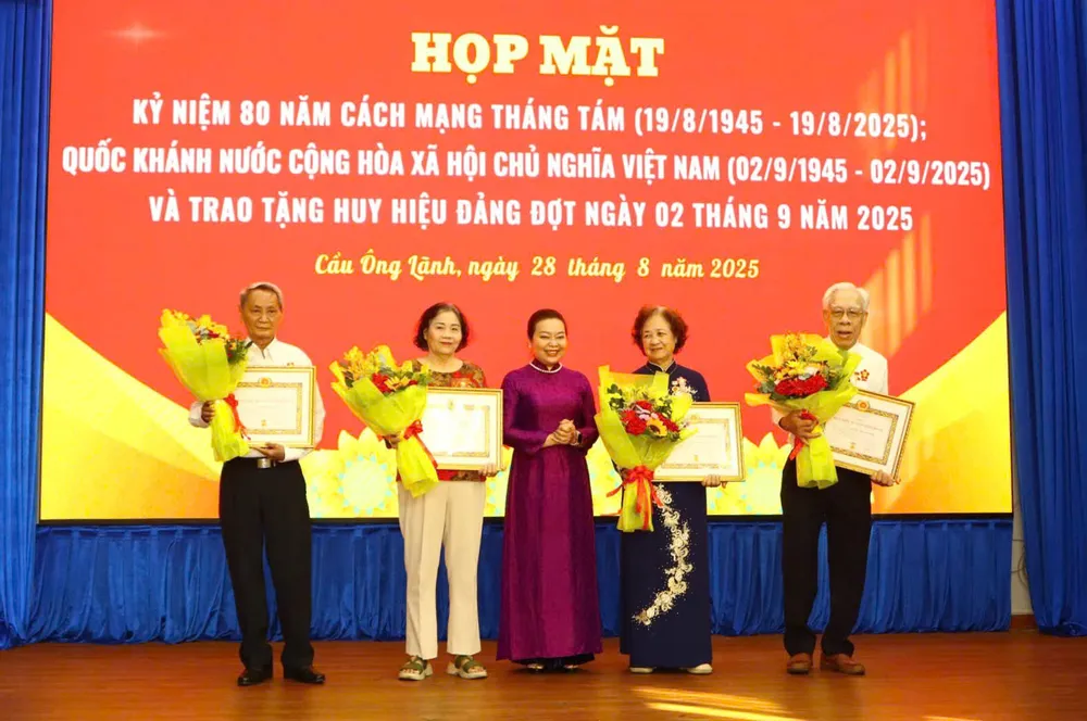 Lãnh đạo phường Cầu Ông Lãnh trao Huy hiệu Đảng đến đảng viên. Ảnh: ĐÔNG SƠN z6953812762008_46505124d8520a153488aa9735fffa86.jpg