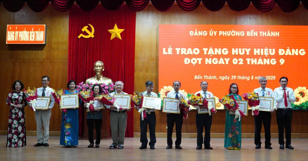 Lãnh đạo phường Bến Thành trao Huy hiệu Đảng đến đảng viên 070665fdd89853c60a89.jpg