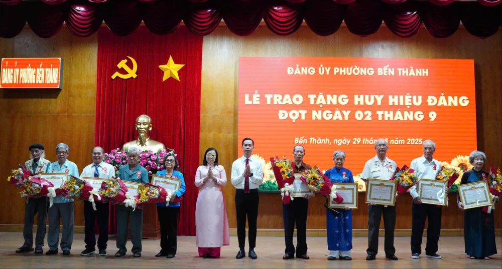 Lãnh đạo phường Bến Thành trao Huy hiệu Đảng đến đảng viên 072f93c72ea2a5fcfcb3.jpg