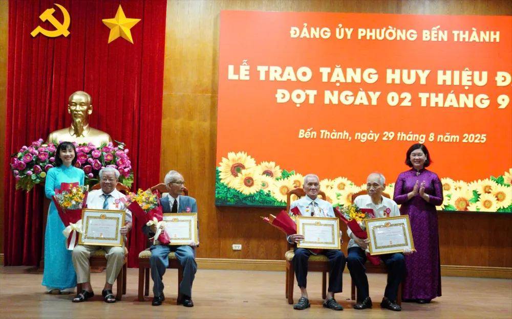 Lãnh đạo phường Bến Thành trao Huy hiệu Đảng đến đảng viên 2108756047133313081.jpg