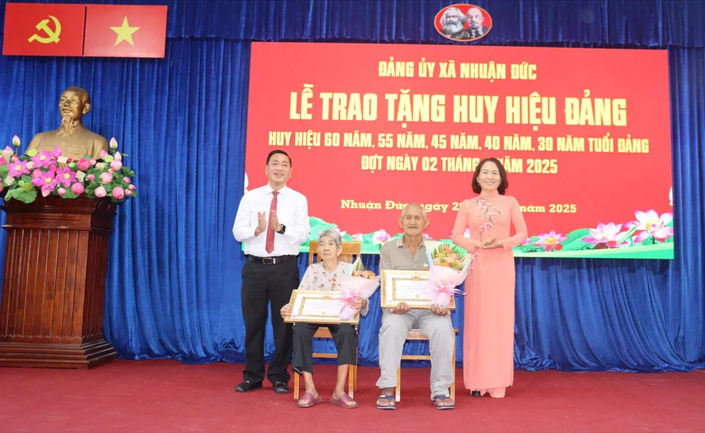 Đồng chí Phạm Thành Kiên cùng Bí thư Đảng ủy xã Nhuận Đức Võ Thị Kiều Tiên tặng Huy hiệu Đảng đến đảng viên cao tuổi Đảng z6956815394590_005eb96edac4f9820e4014812a72de4a.jpg