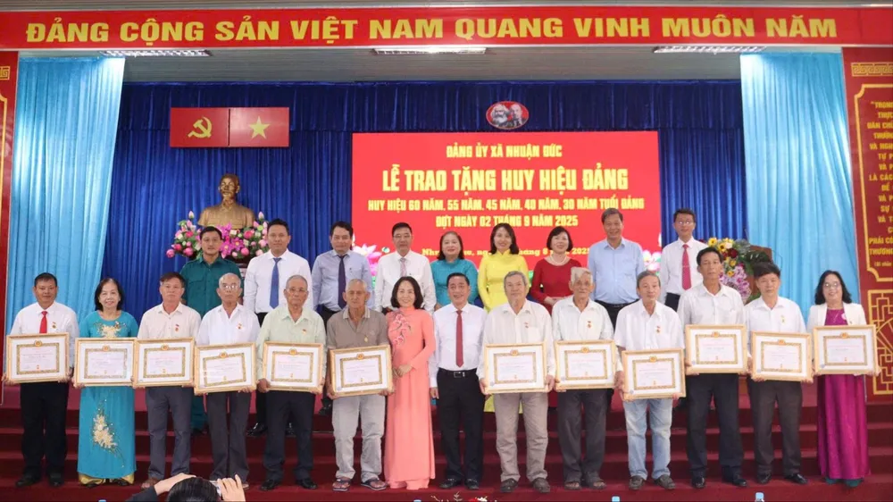 Đồng chí Phạm Thành Kiên cùng lãnh đạo xã Nhuận Đức chúc mừng đảng viên nhận Huy hiệu Đảng z6956815411832_0036795f275b6bf1da88af5c16eea57f.jpg