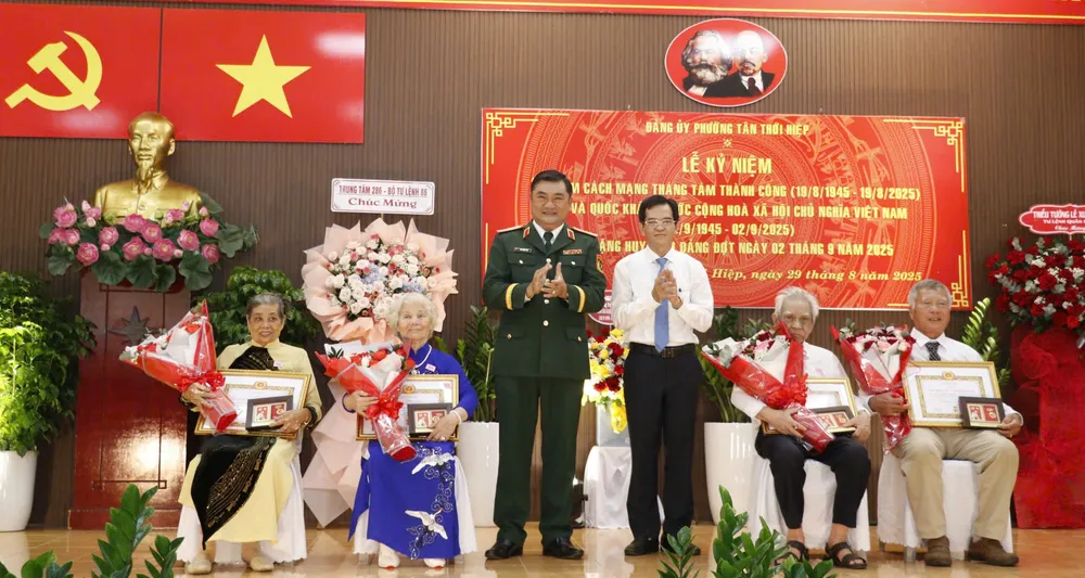 Đồng chí Lê Xuân Thế và đồng chí Dương Trọng Hiếu trao Huy hiệu Đảng đến đảng viên phường Tân Thới Hiệp. Ảnh: NGÔ BÌNH z6957463726243_bd4ca4c0fa180b894cf336b105c1c499.jpg