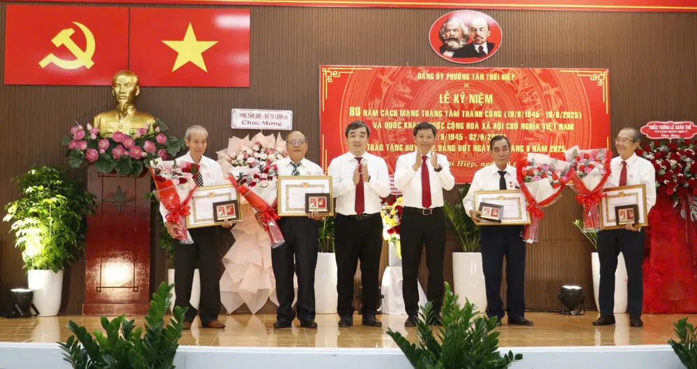 Thường trực Đảng ủy phường Tân Thới Hiệp trao Huy hiệu Đảng đến đảng viên. Ảnh: NGÔ BÌNH z6957463752045_0435ac868988f5ca90d431f33b389d8d.jpg