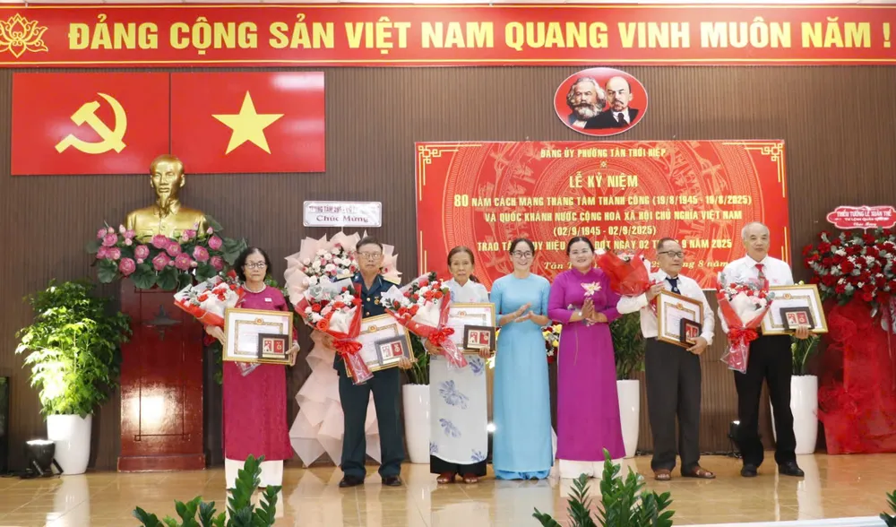 Lãnh đạo phường Tân Thới Hiệp trao Huy hiệu Đảng đến đảng viên. Ảnh: NGÔ BÌNH z6957463775478_e306d0a118281a88a1e55c15f3d2c7fd.jpg