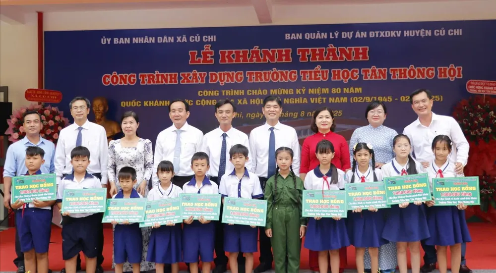 Các em học sinh nhận học bổng tại ngôi trường mới z6957464738356_30d82bf474ba0ecad53c3b84e3f2840c.jpg