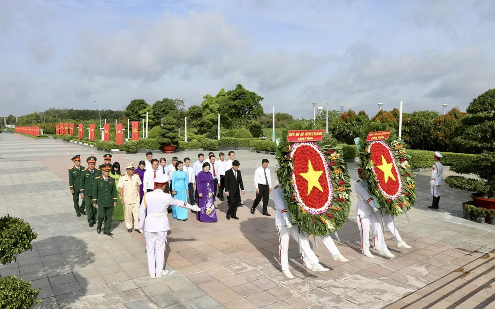 Đoàn dâng hoa, dâng hương tại Nghĩa trang Chính sách TPHCM. Ảnh: DŨNG PHƯƠNG 4ca4c012d17a5a24036b.jpg
