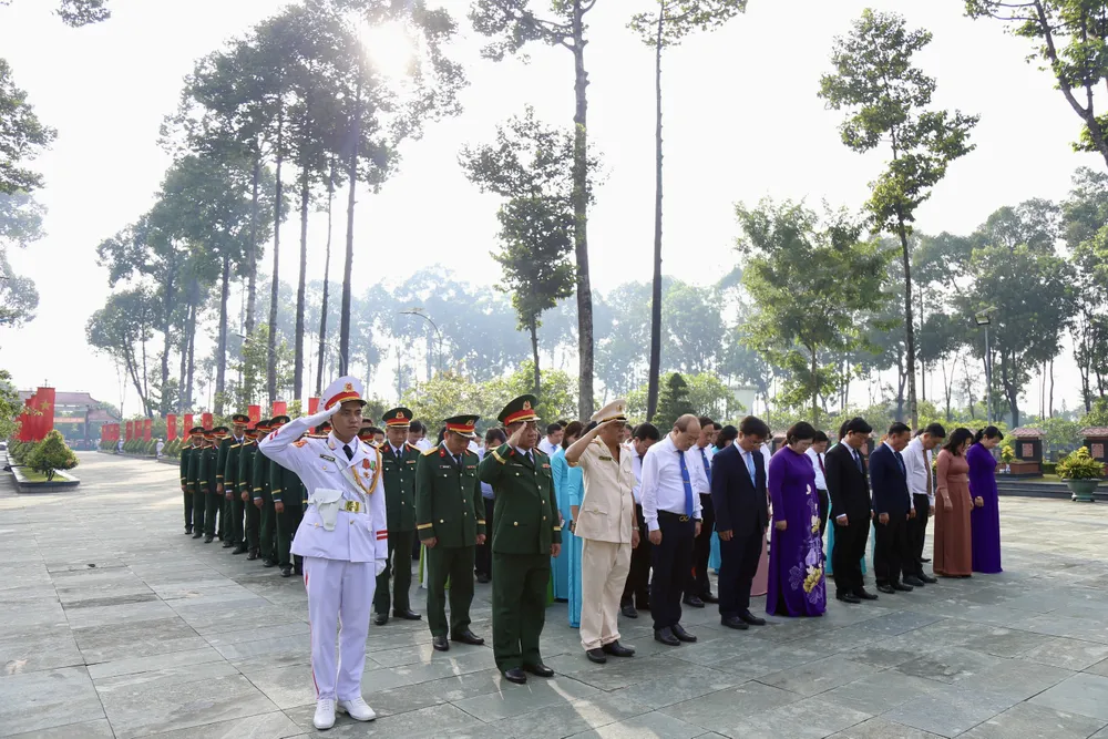 Đoàn đại biểu TPHCM dâng hoa, dâng hương tại Nghĩa trang Liệt sĩ huyện Củ Chi (xã An Nhơn Tây). Ảnh: DŨNG PHƯƠNG f4821e0b0f63843ddd72.jpg