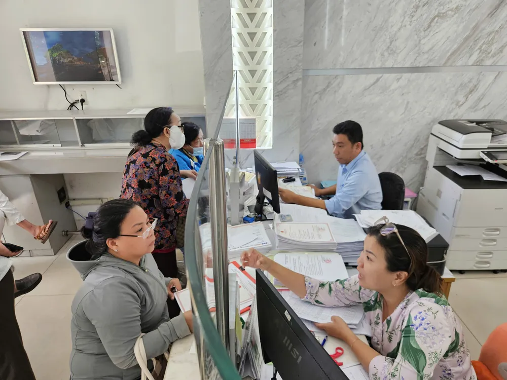 Công chức phường Sài Gòn, TPHCM giải quyết hồ sơ cho người dân. Ảnh minh họa z6959271925924_7d854274cc638ecc376957e6478b7307.jpg