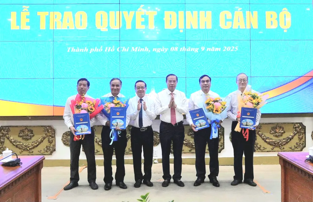 Phó Chủ tịch Thường trực UBND TPHCM Nguyễn Văn Thọ và Phó Chủ tịch UBND TPHCM Bùi Minh Thạnh trao quyết định, tặng hoa chúc mừng các cá nhân IMG_20250908_104751.jpg