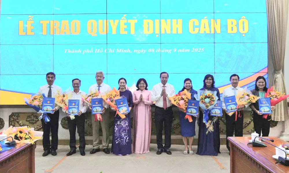 Phó Chủ tịch Thường trực UBND TPHCM Nguyễn Văn Thọ cùng Phó Chủ tịch HĐND TPHCM Nguyễn Trường Nhật Phượng trao quyết định đến các cá nhân IMG_20250908_104838.jpg