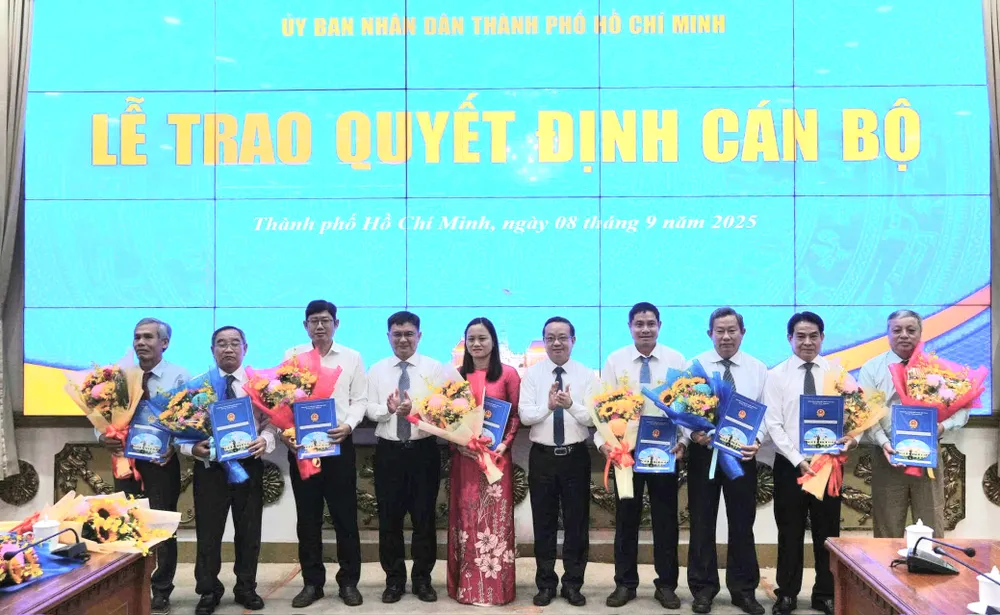 Phó Chủ tịch UBND TPHCM Nguyễn Mạnh Cường cùng Phó Chủ tịch UBND TPHCM Bùi Minh Thạnh trao quyết định đến các cá nhân IMG_20250908_104856.jpg