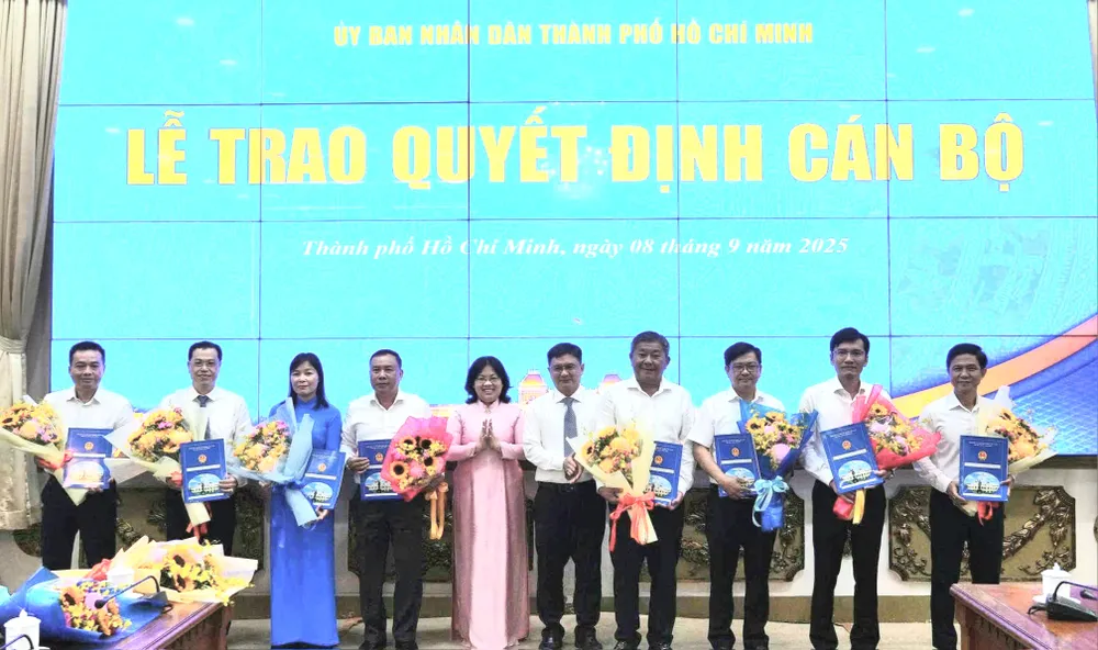 Phó Chủ tịch UBND TPHCM Nguyễn Mạnh Cường và Phó Chủ tịch HĐND TPHCM Nguyễn Trường Nhật Phượng trao quyết định đến các cá nhân IMG_20250908_104914.jpg