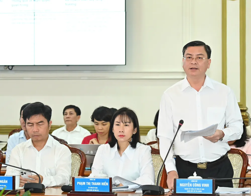 Giám đốc Sở Tài chính TPHCM Nguyễn Công Vinh báo cáo. Ảnh: VIỆT DŨNG z6993187457156_616bbba44a36f96a1ae17deb379c430b.jpg