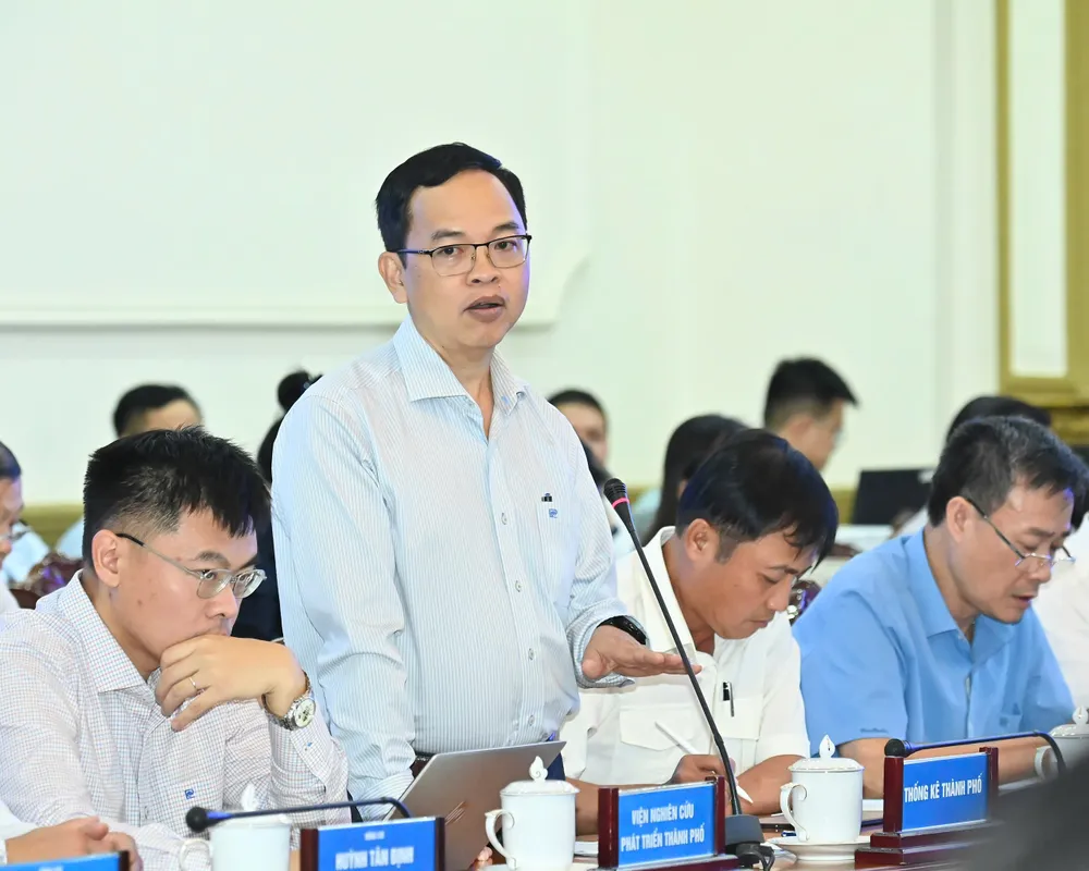 Lãnh đạo ngành Thống kê thảo luận. Ảnh: VIỆT DŨNG z6993187505447_cae111854deb8f67a66b4dc19a6fec7f.jpg