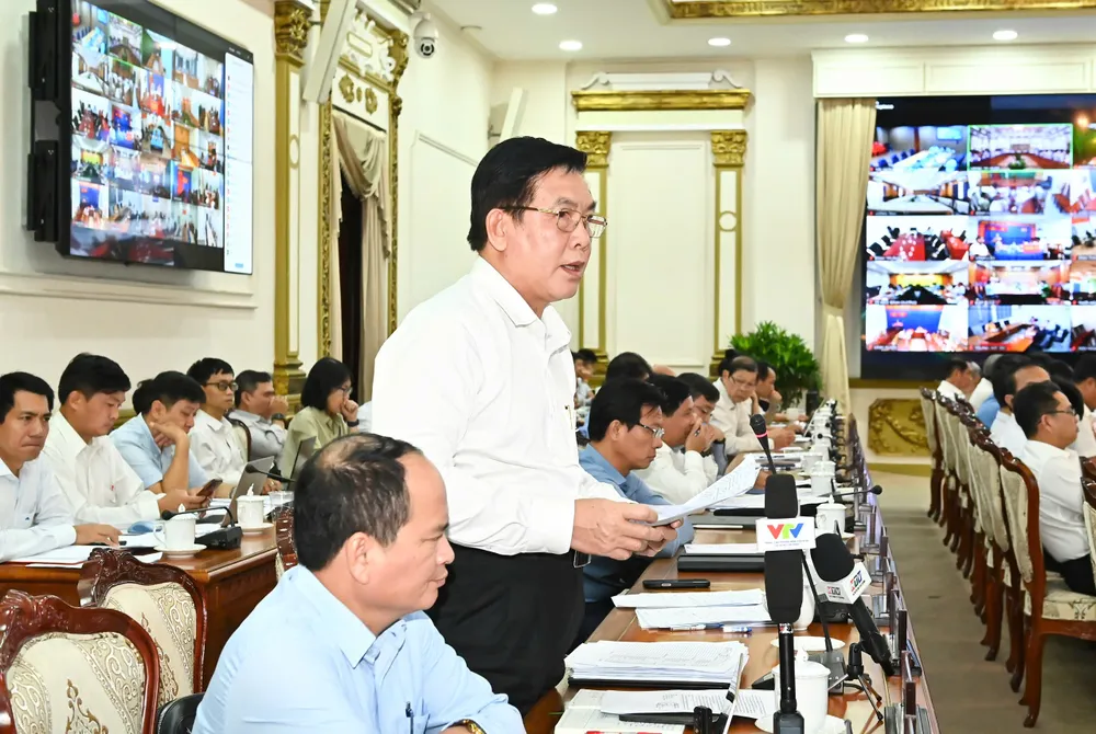 Giám đốc Ban Giao thông Lương Minh Phúc thảo luận. Ảnh: VIỆT DŨNG z6993908098007_d7e715be33f4f5db02d01127ed16db05.jpg