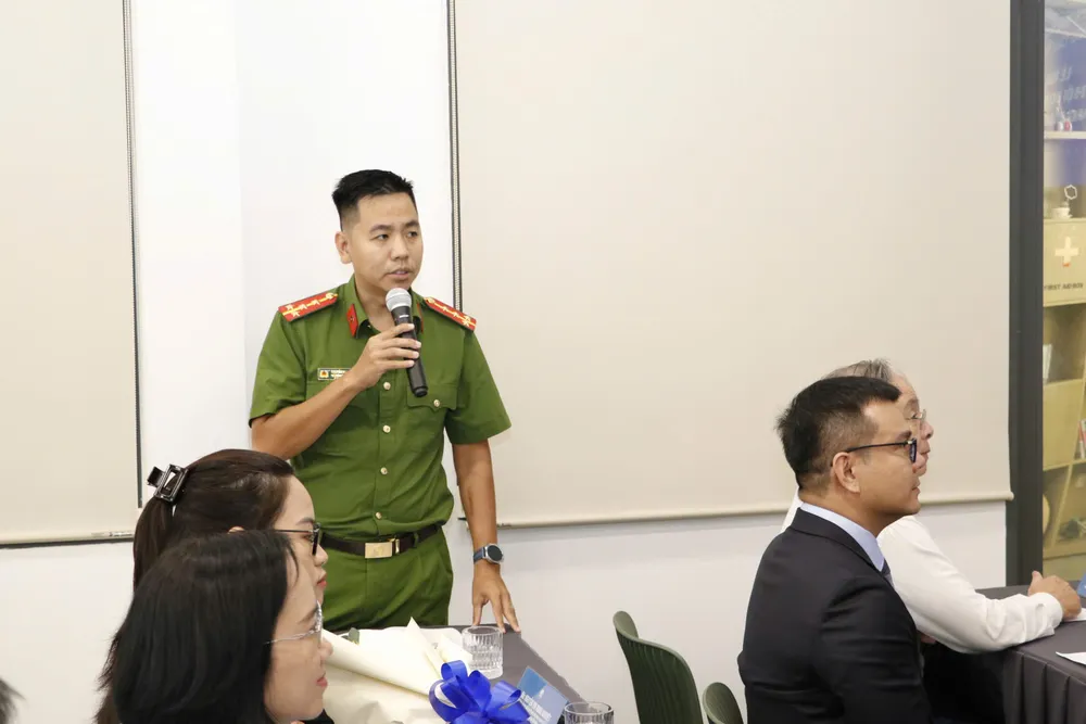 Đại diện Công an phường Cầu Ông Lãnh trao đổi tại hội nghị z7000113291662_8ea21740cb7fb0000de725471f23c93a.jpg