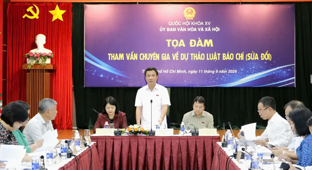 Phó Chủ nhiệm Ủy ban Văn hoá và Xã hội của Quốc hội Triệu Thế Hùng phát biểu tại tọa đàm z7000750174494_00c6b7a4a0c25ce8276d999f039e4dc2.jpg