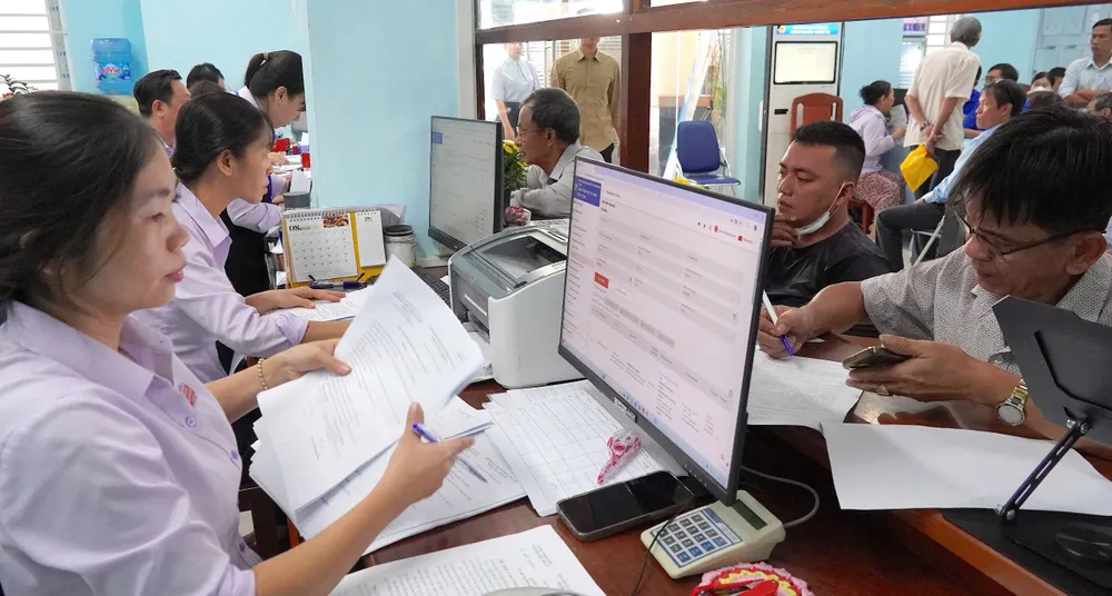 Công chức phường Phú Thuận, TPHCM tiếp nhận và giải quyết thủ tục hành chính cho người dân. Ảnh minh họa 836ce51f97701d2e4461.jpg