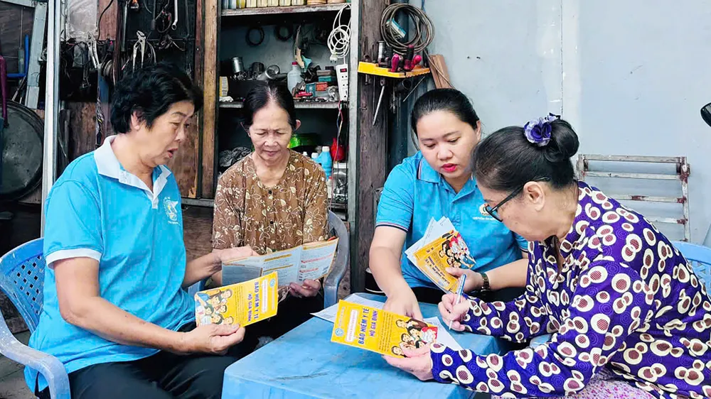 Viên chức BHXH TPHCM tư vấn chính sách BHXH cho người dân Nhân viên BHXH TPHCM tư vấn chính sách BHXH cho người dân.jpg