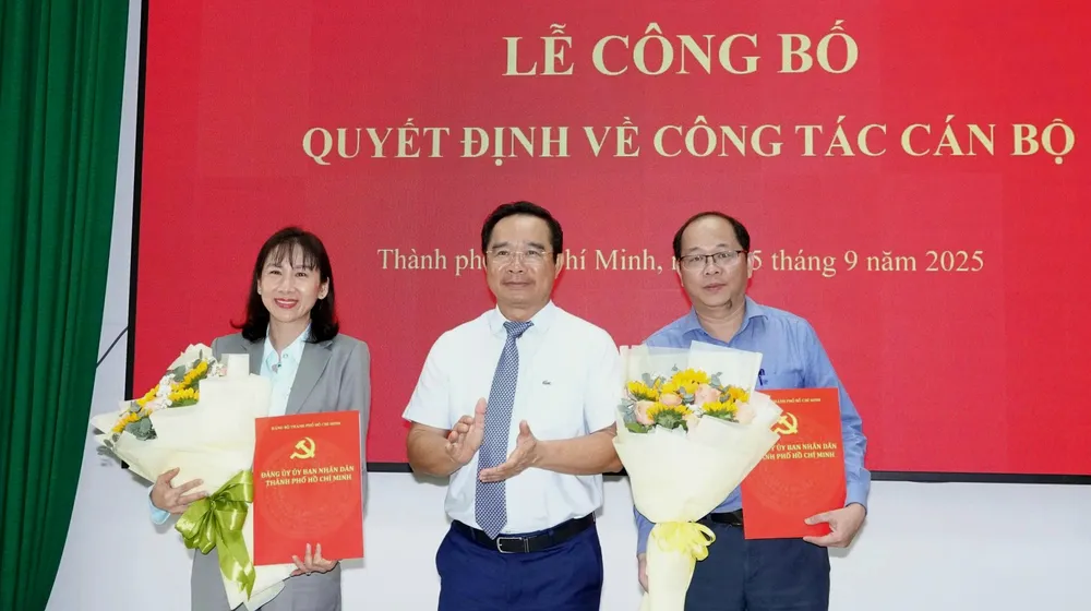 Đồng chí Nguyễn Văn Được trao quyết định và hoa chúc mừng đồng chí Dương Hồng Thắng và đồng chí Phạm Thị Thanh Hiền IMG_1758765848491_1758765896992.jpg