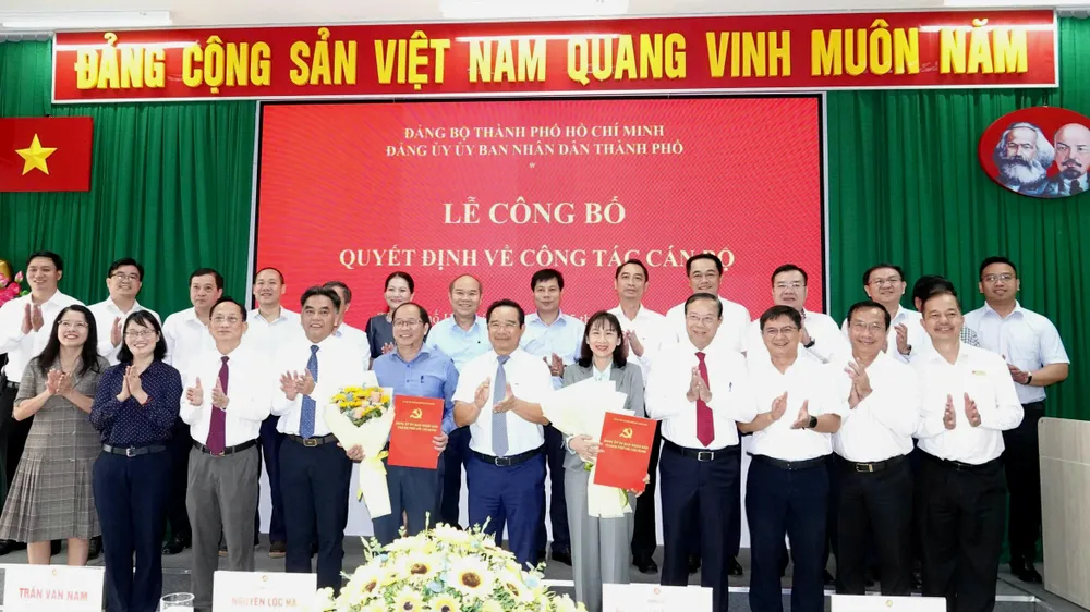 Đồng chí Nguyễn Văn Được cùng đại biểu chúc mừng các cá nhân IMG_20250925_090459.jpg