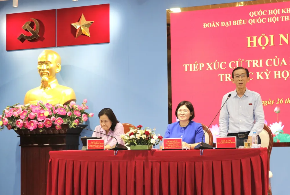 ĐB Trần Hoàng Ngân trao đổi thông tin tại buổi tiếp xúc _MG_1969.JPG