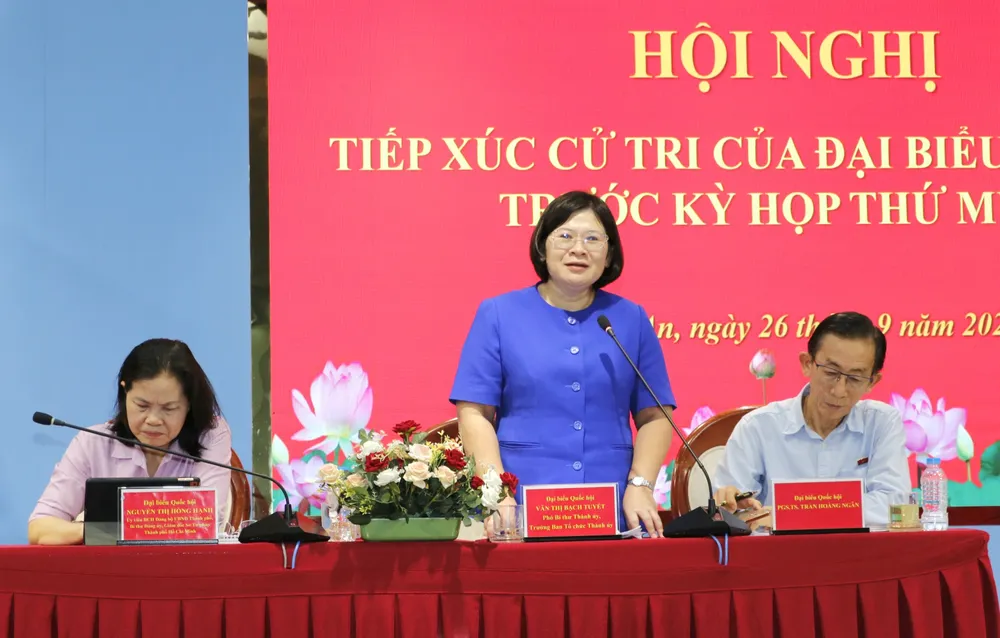Đại biểu Văn Thị Bạch Tuyết phát biểu tại buổi tiếp xúc cử tri. Ảnh: NGÔ BÌNH _MG_1990.JPG
