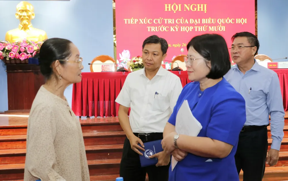 ĐB Văn Thị Bạch Tuyết trao đổi cùng cử tri tại buổi tiếp xúc _MG_2004 (1).JPG