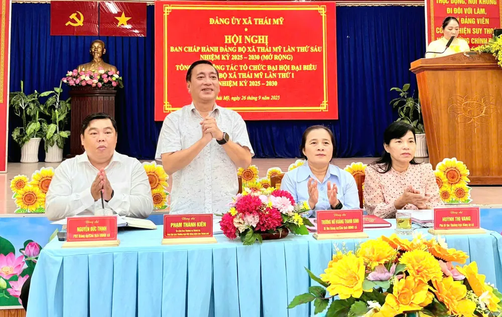 Đồng chí Phạm Thành Kiên cùng lãnh đạo xã Thái Mỹ dự hội nghị z7051246830449_b62caad5805db6cfe5835191d1307d77.jpg