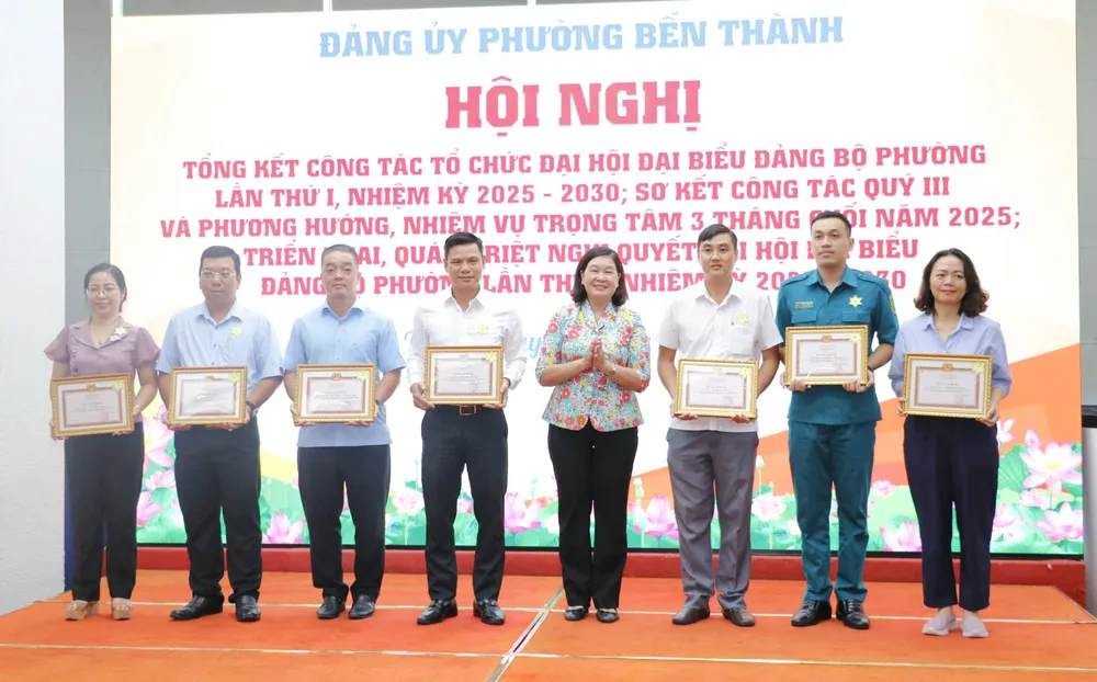 Bí thư Đảng ủy phường Bến Thành Hoàng Thị Tố Nga trao khen thưởng đến các tập thể z7065287499132_62e635beaaa3359d13e3735c9e87120d.jpg