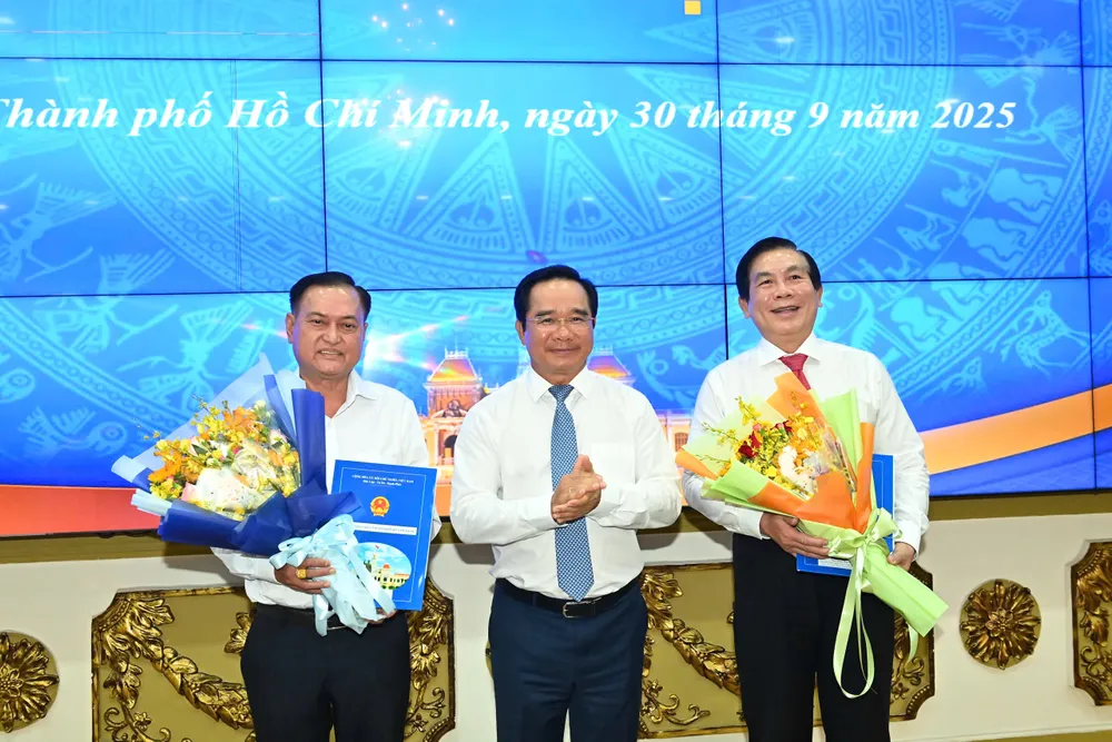 Chủ tịch UBND TPHCM Nguyễn Văn Được trao quyết định nghỉ hưu đến đồng chí Lương Minh Phúc và đồng chí Trần Trường Sơn. Ảnh: VIỆT DŨNG z7065879618241_71ce95515a7e3788e5e78c66730ac47f.jpg