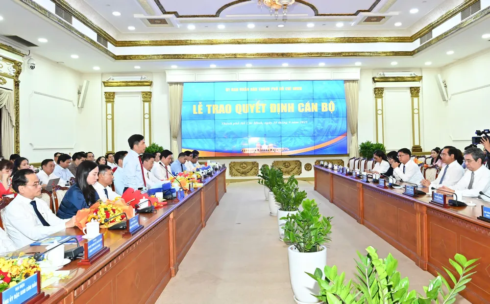 Quang cảnh buổi lễ. Ảnh: VIỆT DŨNG z7065929564339_1cfacdfeffbea506f02696a387f2d88f.jpg