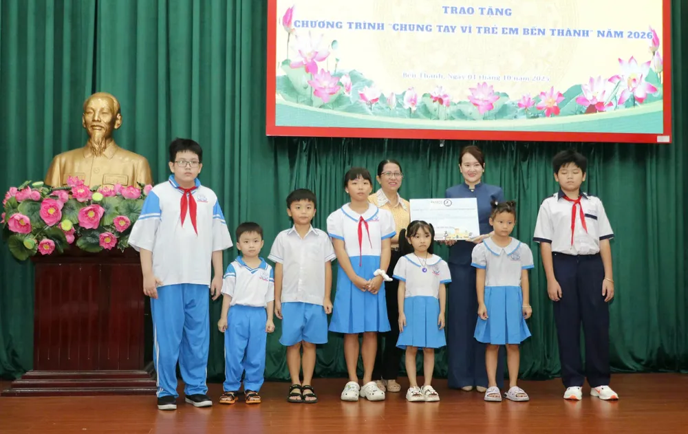 Lãnh đạo phường Bến Thành cùng mạnh thường quân trao quà “Chung tay vì trẻ em Bến Thành năm 2026” đến trẻ em trên địa bàn phường a0979f7d5797ddc98486.jpg