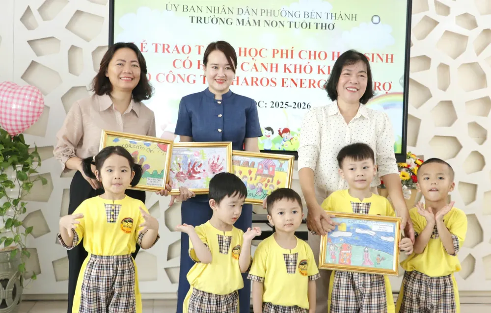 Đại diện lãnh đạo phường Bến Thành cùng mạnh thường quân tặng quà, giao lưu với trẻ Trường Mầm non Tuổi thơ z7068631959508_ac1090fd31cbee6071b9dbb42c17cba0.jpg