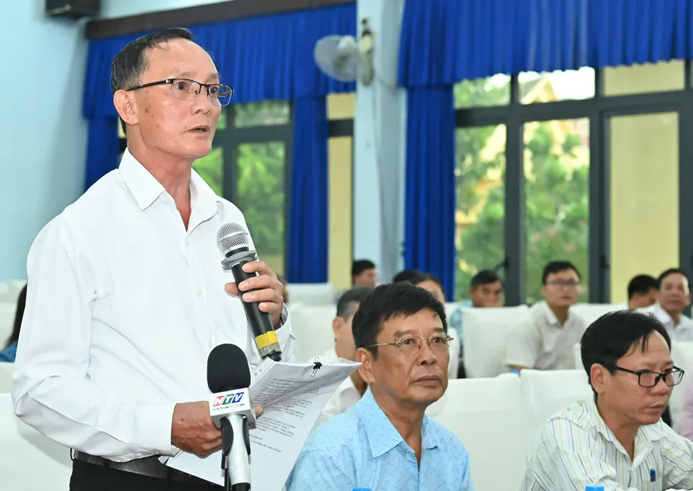 Cử tri nêu ý kiến. Ảnh: VIỆT DŨNG z7070421929790_51ea2c9de914c9a428d51e652345e81a.jpg
