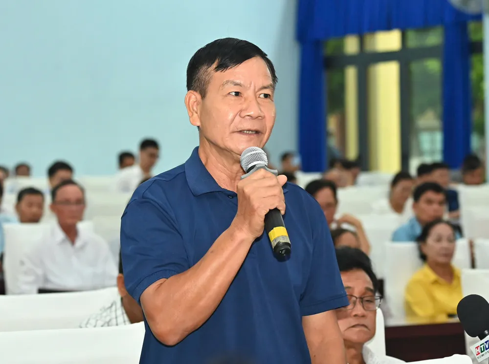 Cử tri nêu ý kiến. Ảnh: VIỆT DŨNG z7070421938310_cba370e1a0caf34170477d9398ab42e1.jpg
