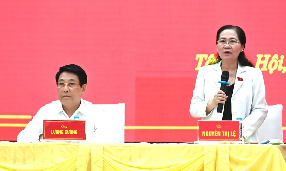 Đại biểu Nguyễn Thị Lệ điều hành phần trả lời ý kiến cử tri của lãnh đạo các xã. Ảnh: VIỆT DŨNG z7070421948953_3dba2fca0a09cfcd7293788d58ea128d.jpg