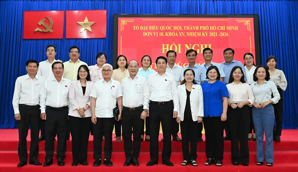Chủ tịch nước Lương Cường cùng các đại biểu dự tiếp xúc cử tri. Ảnh: VIỆT DŨNG z7070421992685_758fd0e328cabac122a56631462d29d0.jpg