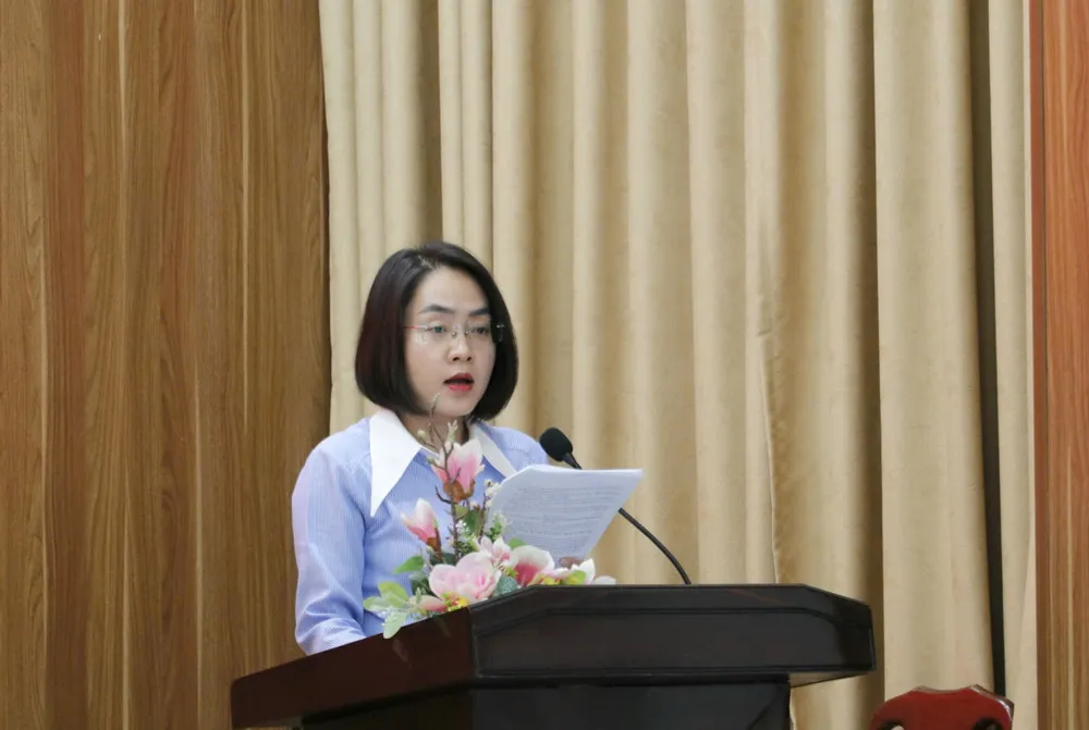 Đồng chí Hồ Thị Thủy, Phó Bí thư Thường trực Đảng ủy phường An Phú Đông, phát biểu tại hội nghị z7074197084337_54dbbbaf50599950e487dbbcd8526dea.jpg
